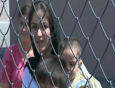 АФП: България спира бежанците с ограда с бодлива тел