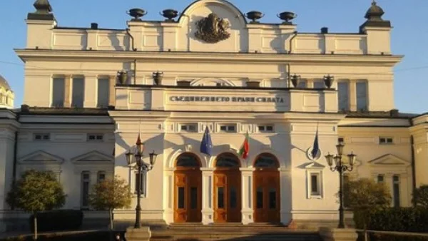 БЧК постави в парламента благотворителни каси за пострадалите
