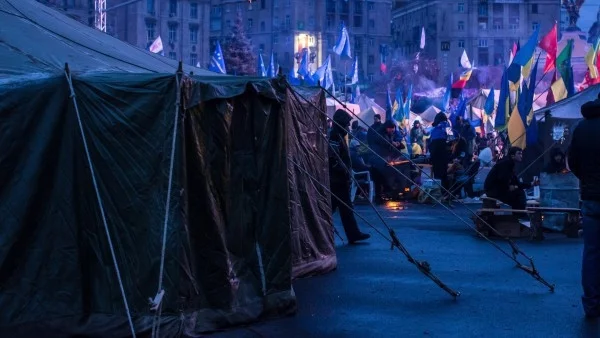 Спецчасти бавно разчистват центъра на Киев