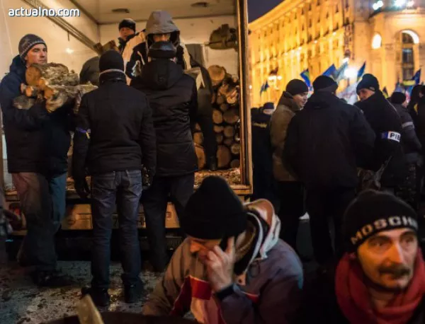Външният министър на Литва раздал ръкавици на демонстрантите в Киев