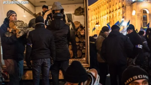 Външният министър на Литва раздал ръкавици на демонстрантите в Киев