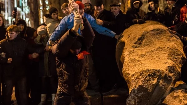 И в Одеска област потрошиха паметник на Ленин, "Беркут" блокира братята Кличко