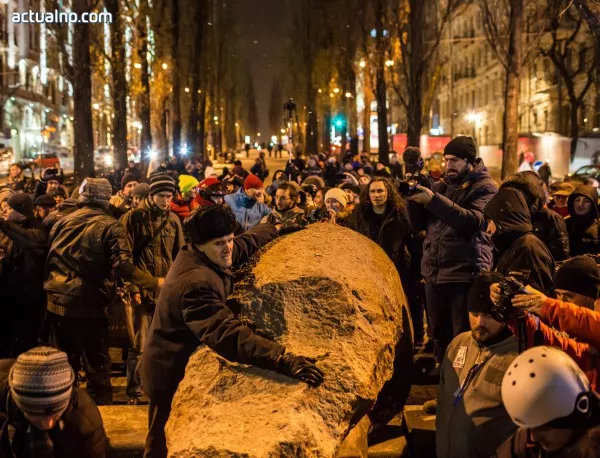 Военни и полицаи разрушават барикадите на протестиращите в Киев