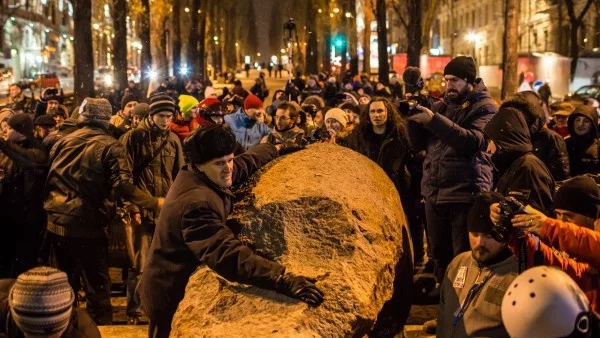 Военни и полицаи разрушават барикадите на протестиращите в Киев