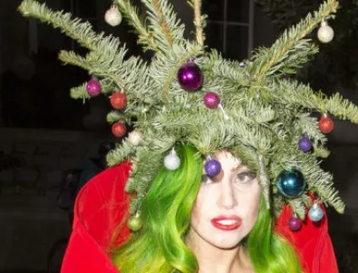 Лейди Гага се появи облечена като елха