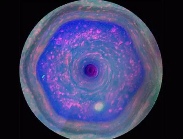 Cassini изпрати нови снимки на урагана на Сатурн