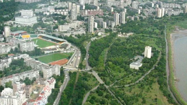 Обновяването на площад "Тройката" в Бургас няма да спира