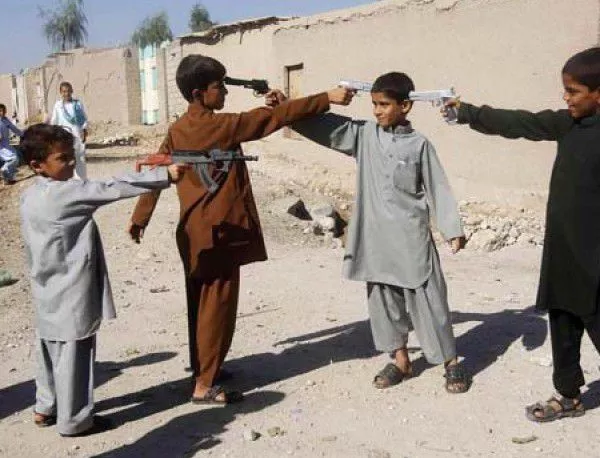 В Афганистан осъдиха полицаи, позволили линч на жена