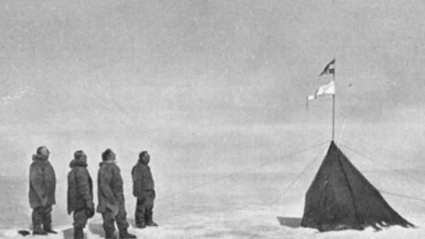 Норвежката експедиция на Руал Амундсен достига първа до Южния полюс