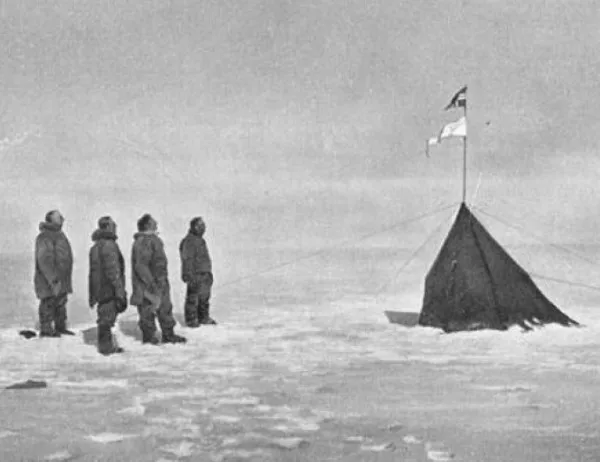 Норвежката експедиция на Руал Амундсен достига първа до Южния полюс