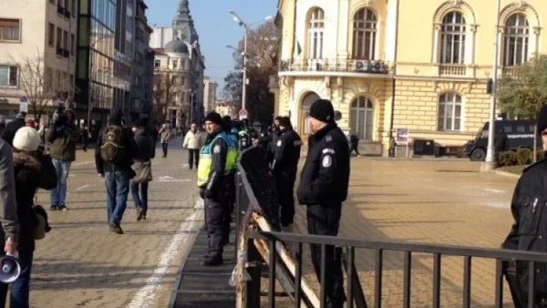 Трудно събран кворум в парламента и скромен студентски протест