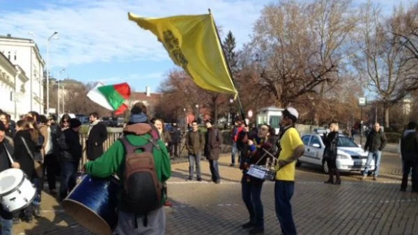 "Ранобудните" на протест срещу Сидеров, Пеевски, Бинев и Рашидов