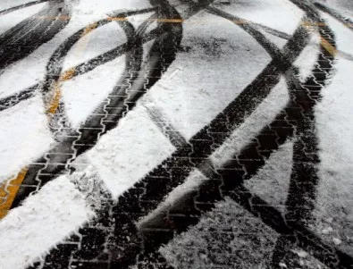 Неизвестни спукаха гумите на колите на цял блок в София