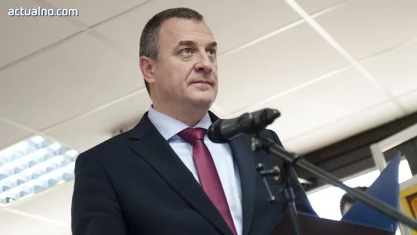 Йовчев: За осем бежанци има подозрения, че са свързани с терористични организации
