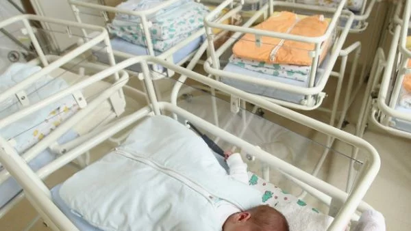 Хиляди с петиция бебетата да не бъдат отделяни от майките