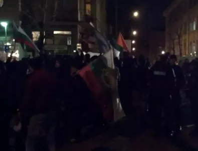 Привърженици на ГЕРБ са пред сградата на БНТ, за да защитят Борисов