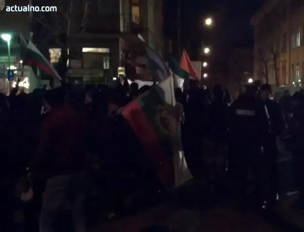 Привърженици на ГЕРБ са пред сградата на БНТ, за да защитят Борисов