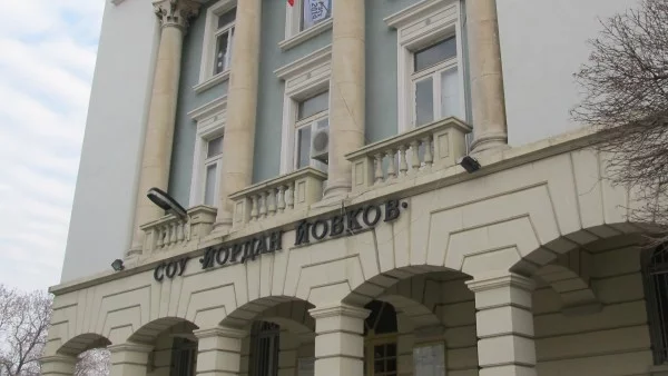 Десетокласник разби носа на свой съученик
