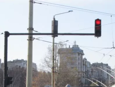 Малолетни изпочупиха светофари в Ловеч 