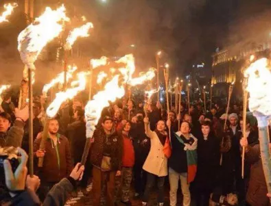 Протестиращи хвърляха горящи факли по сградата на парламента