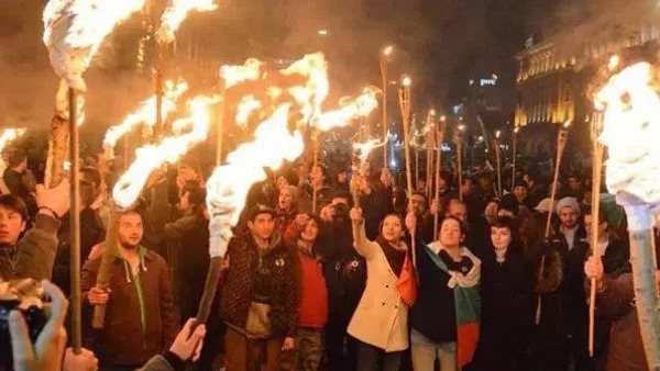 Протестиращи хвърляха горящи факли по сградата на парламента