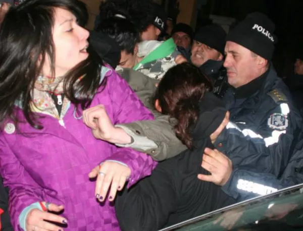 Един от четиримата арестувани на 14 декември е нападнал полицай, твърдят от МВР