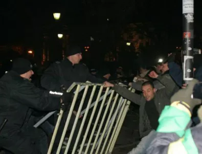 Четирима са арестувани след снощните протести