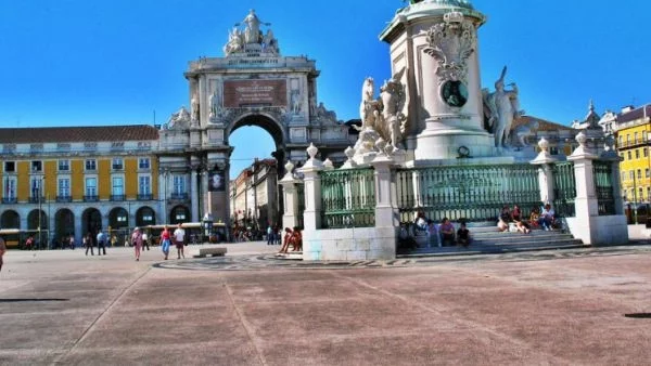 Неизвестност след свалянето на португалското правителство