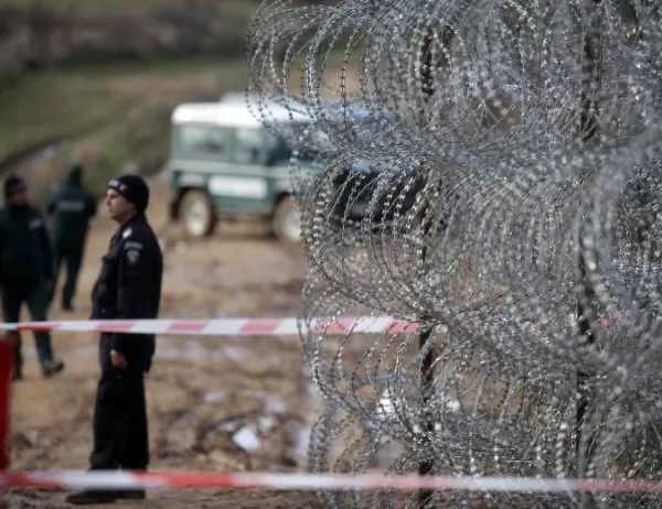 Сърбия струпва военни и полиция по границите си с България и Македония