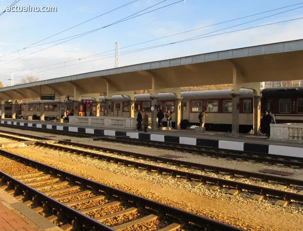 Влаковете в Северна България вече се движат, но все още има закъснения