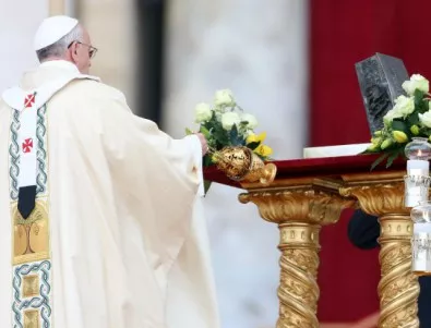 Папа Франциск отпразнува рождения си ден с бездомници и куче