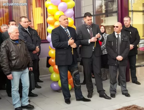 Охраната на Борисов "обезоръжи" дете с пистолет играчка, за да не стане "някой проблем" 