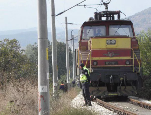 Блъснатото от влак 2,5-годишно момиченце е с опасност за живота