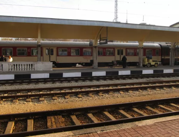 Два влака за София са блокирани на гарата в Бургас 