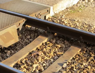Влак удари кола на жп прелез край Кресна