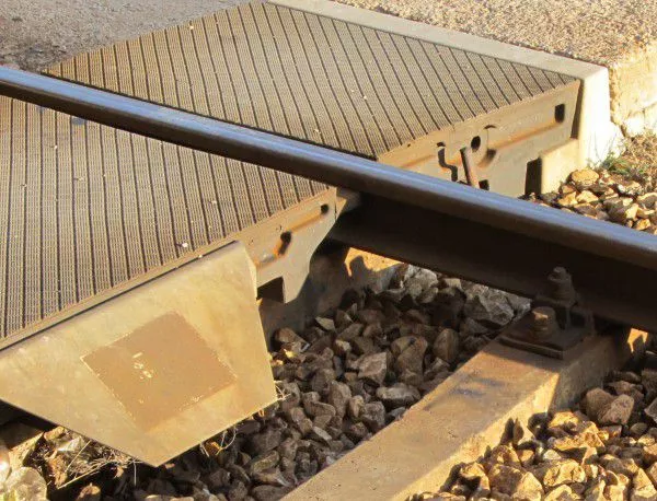 В "Модерно предградие" искат да могат по безопасен начин да пресичат жп линия