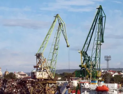 Товарен кораб аварира на пристанище Варна-Запад