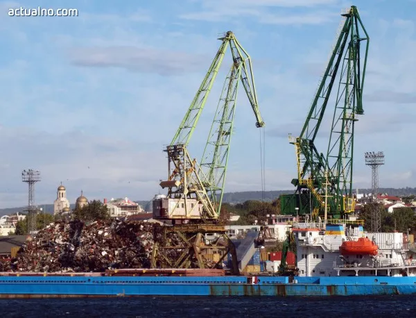 "Бургаски корабостроителници" дължи по три заплати на работниците си