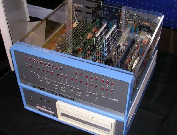 Започва продажбата на първия персонален компютър - Алтаир 8800