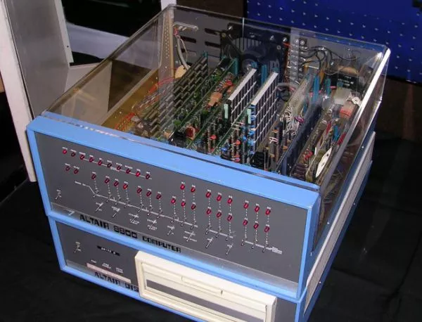 Започва продажбата на първия персонален компютър - Алтаир 8800