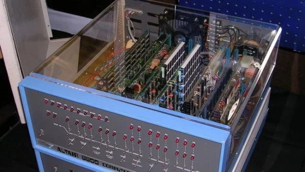 Започва продажбата на първия персонален компютър - Алтаир 8800