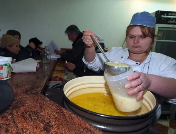 Заради безумното ДДС върху даренията, стотици българи гладуват