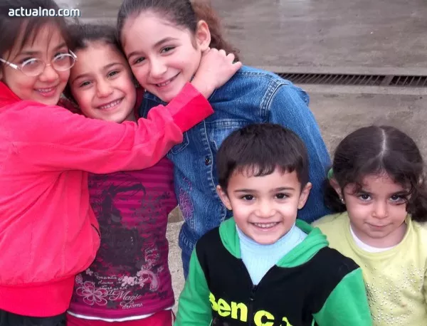 Деца бежанци празнуват Коледа с доброволци на БЧК