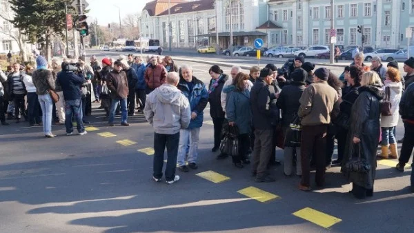 Съкратените от „Бургаски корабостроителници” затвориха кръстовище