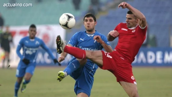Стойчо Младенов освободи седем футболисти