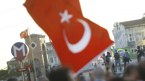 Заподозрените в Турция в корупция известни политически и обществени лица са 49