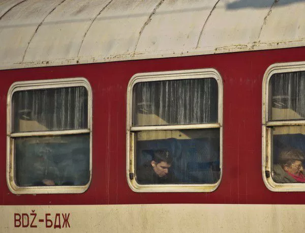 Скална маса удари бързия влак Варна - София