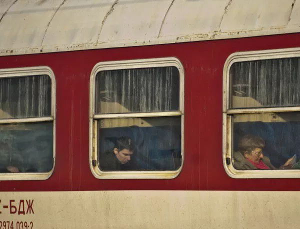 Влак за Варна е блокиран от бетонно корито