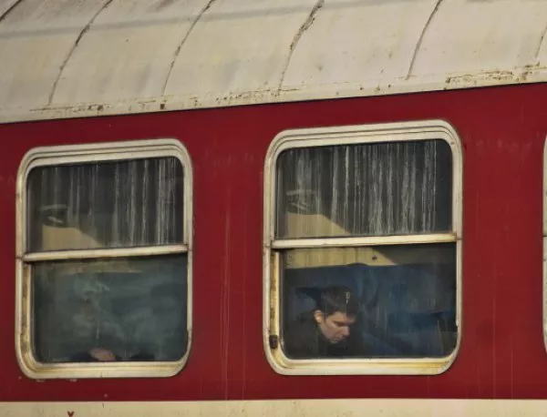 Стотици пътници бяха блокирани в спрени влакове заради повреда в контактната мрежа