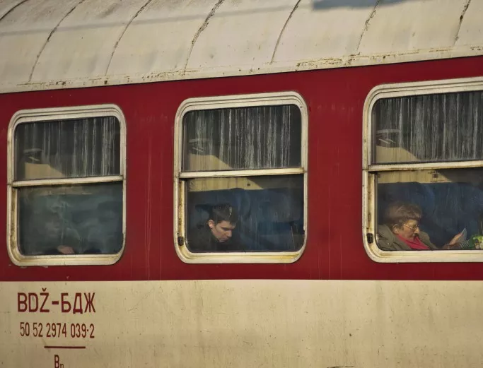 Първият влак след трагедията в Хитрино